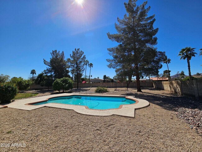Building Photo - 4929 E Sunnyside Dr