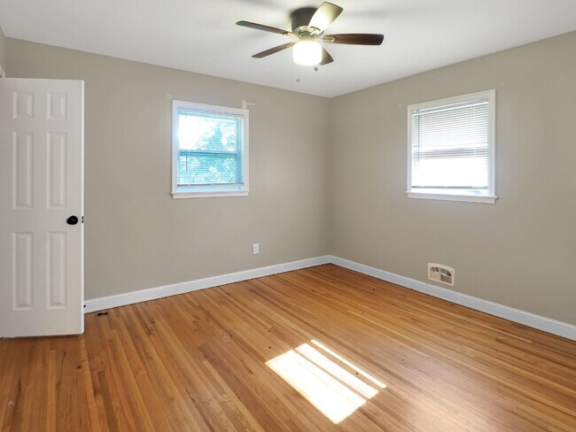 Building Photo - Updated 4 bed 2 bath home with Large back ...