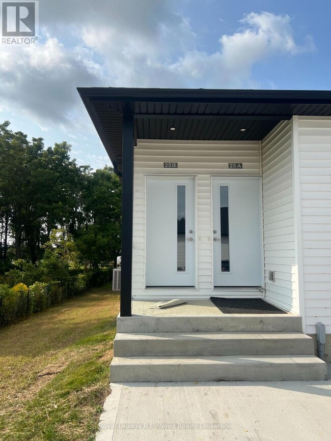 Building Photo - 335 John St S