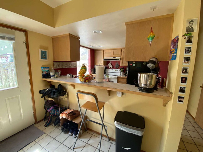 Foto del edificio - Spacious 3-Bedroom Duplex-Home in Roosevel...