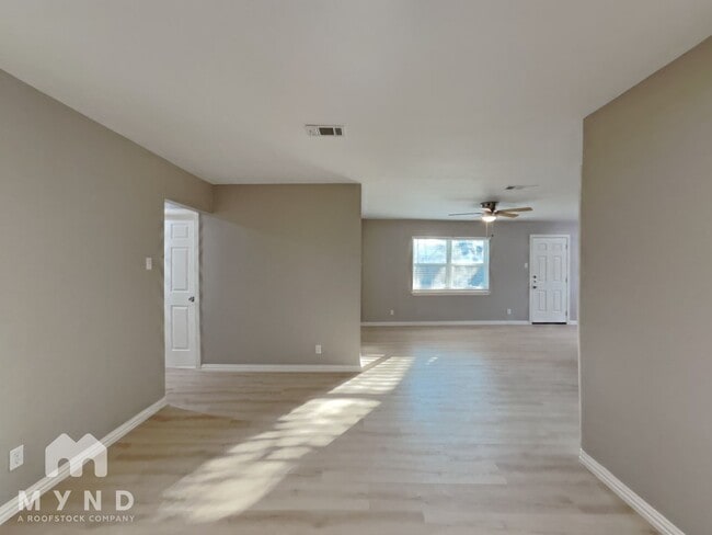 Building Photo - 204 E Ave C