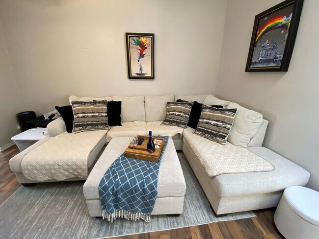 Foto del edificio - Spacious 3-Bedroom Townhome "Ask about our...