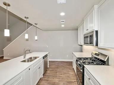 Foto del edificio - 7617 Woodford Ave