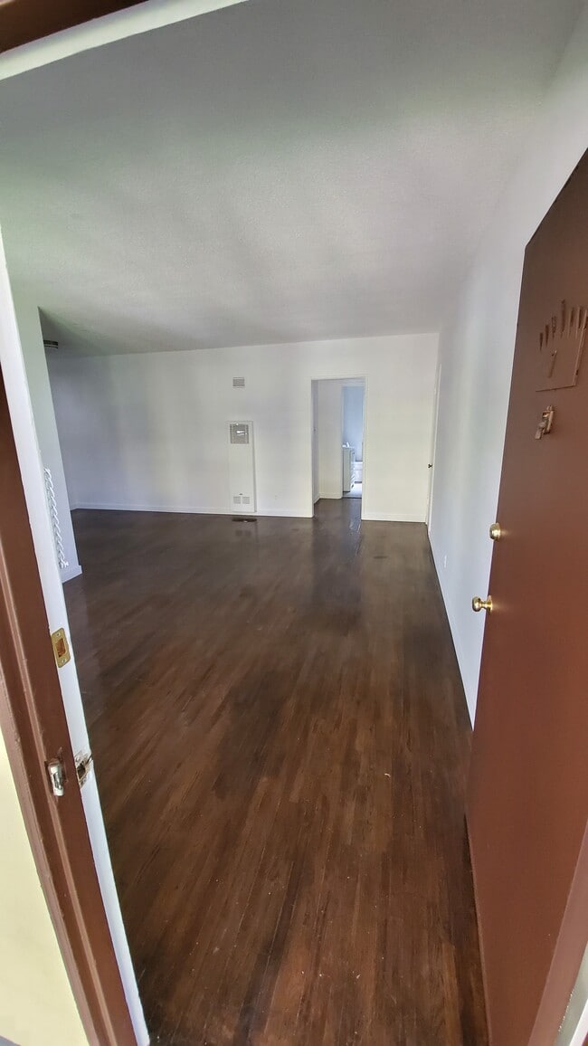 Living Room (entrance) - 938 N Ogden Dr