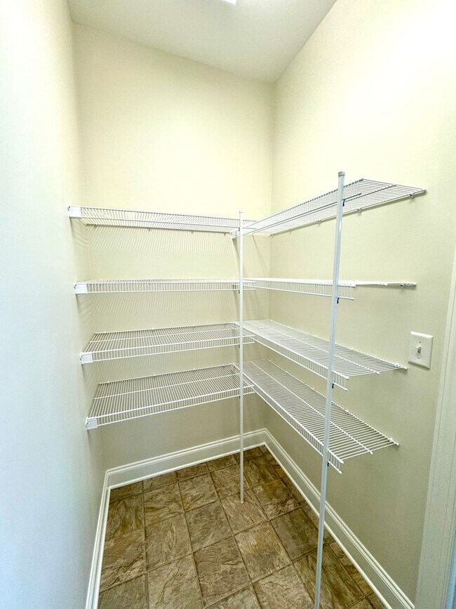 Foto del edificio - End Unit Townhouse for rent in Bluestone H...