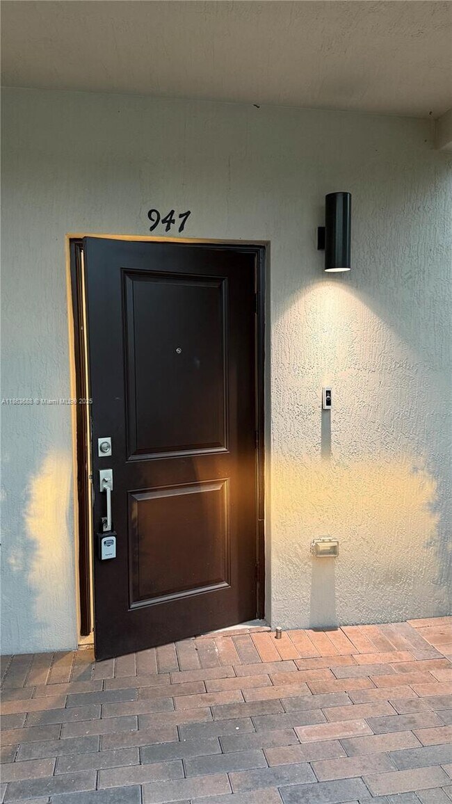 Foto del edificio - 947 NE 211th St