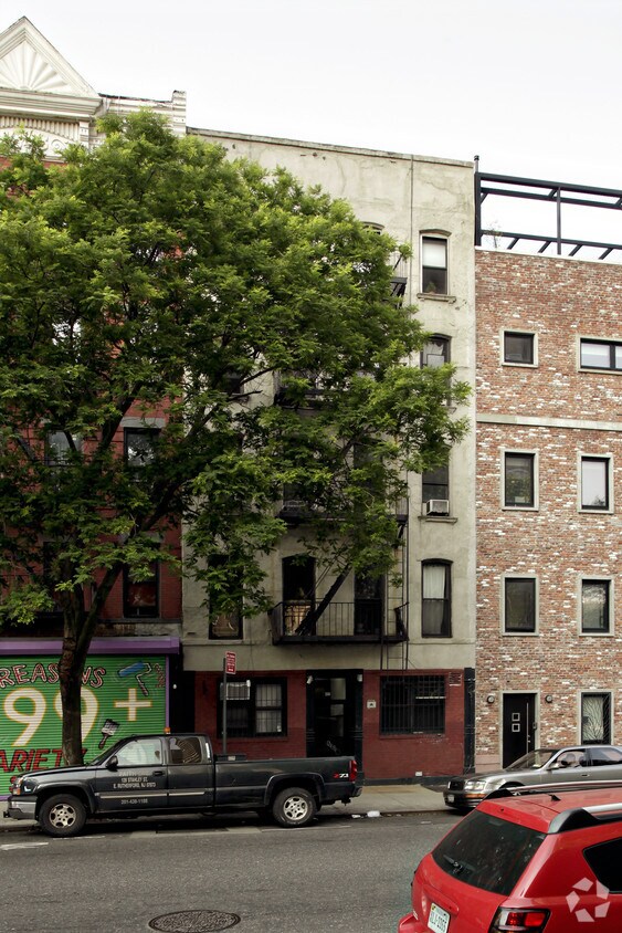 Foto del edificio - 402 E Tenth St