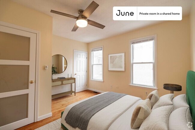 Building Photo - Private bedroom in 3 bed/2 bath Home