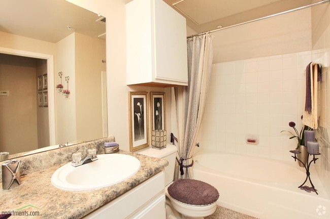 Bellini Bathroom - San Paloma Apartments