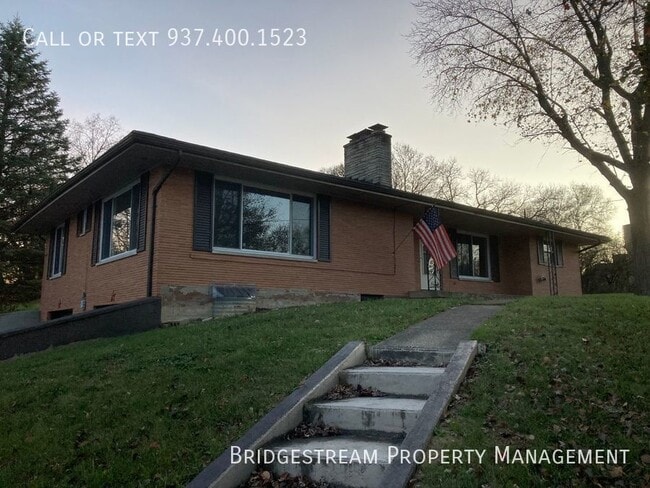 Building Photo - Spacious 3 bedroom, 2 full bath house with...