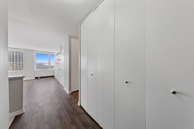 Foto del edificio - 655 W Irving Park Rd