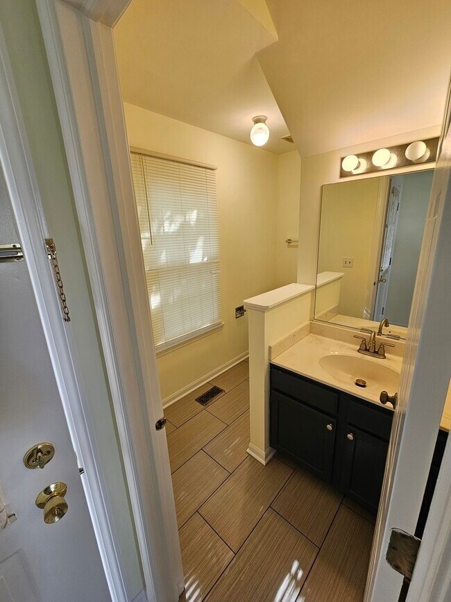 Building Photo - 1135 Vail Ct