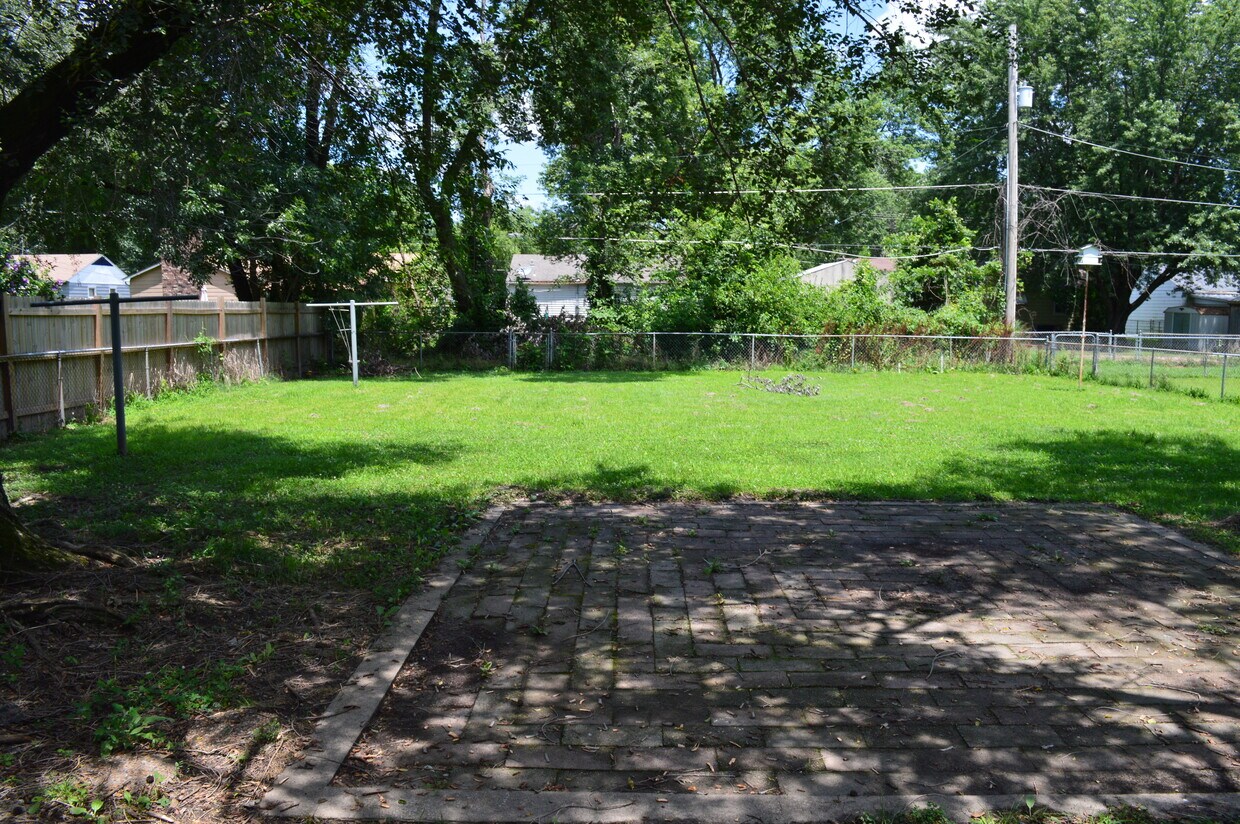 Large fenced backyard - 206 W Washington St