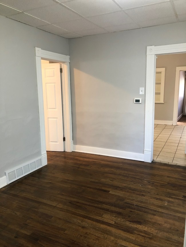Building Photo - Spacious home with fenced yard, Free Month