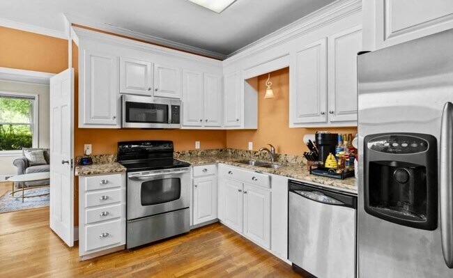 Foto del edificio - SHORT TERM OPTION AVAILABLE NOW UNTIL JULY...