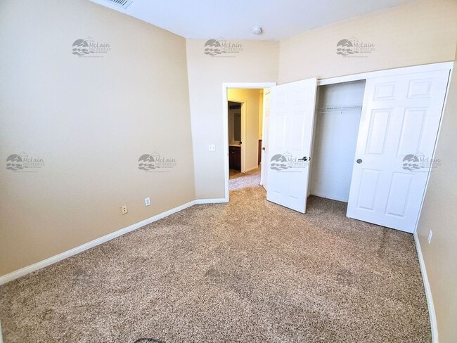 Building Photo - Fantastic Town home off of 76 with A/C.