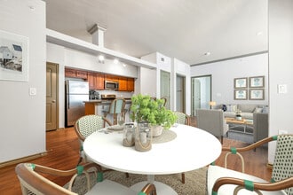 Building Photo - Lakeside Villas (Dallas)