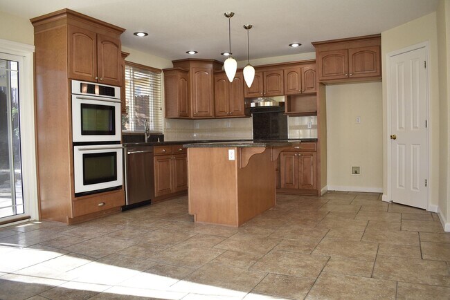 Foto del edificio - 8425 Zachis Way