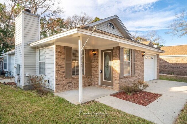 Building Photo - Adorable 2/2 with 1-Car Garage & Fenced Ba...