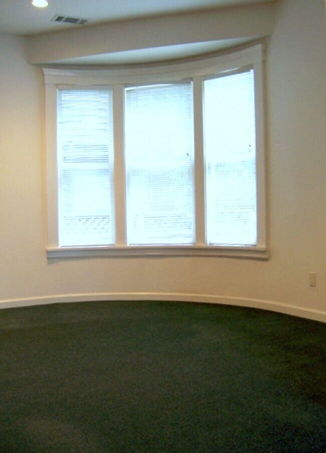 Building Photo - COMING SOON Spacious 5bdr/2bath units available for a lease ending May 30. Building is located at...