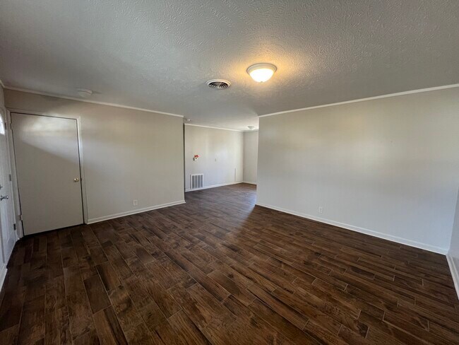 Building Photo - 1421 Pawnee Ave
