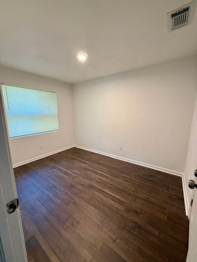 Building Photo - Cozy 2 Bedroom Duplex On a quiet tree lined Street.