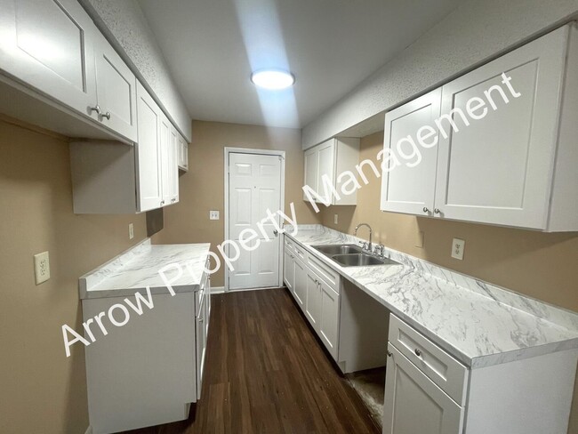 Building Photo - Newly Renovated 3 Bedroom 2 Bath Home in Nashville!