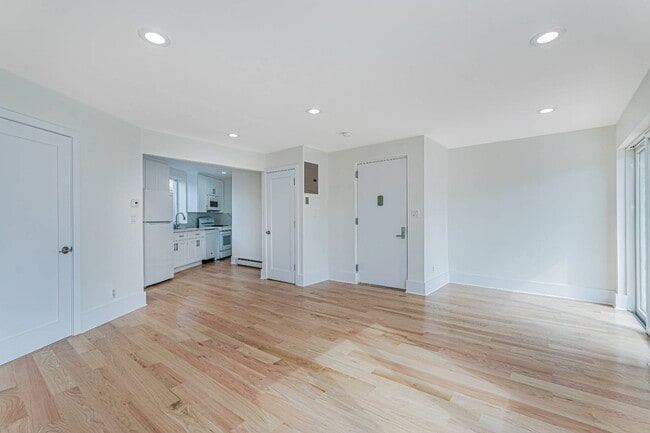 Building Photo - 2022 E 53rd St
