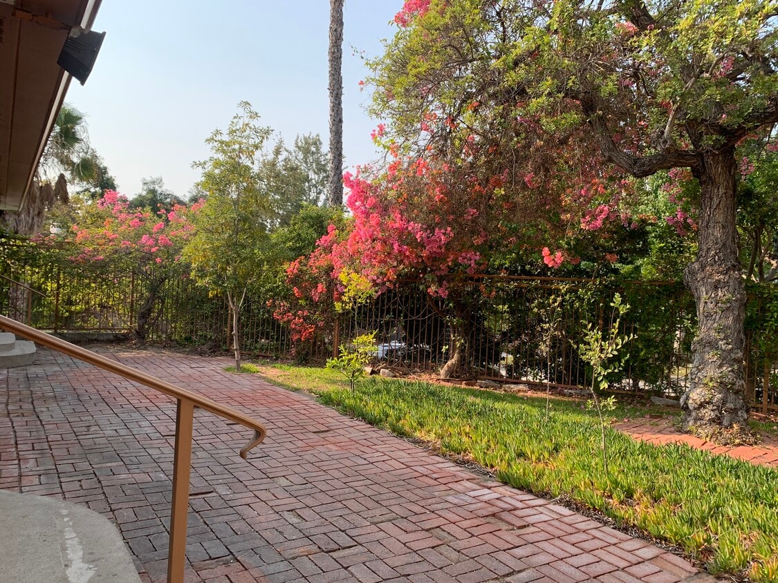 Private Garden - 415 S Rimpau Blvd