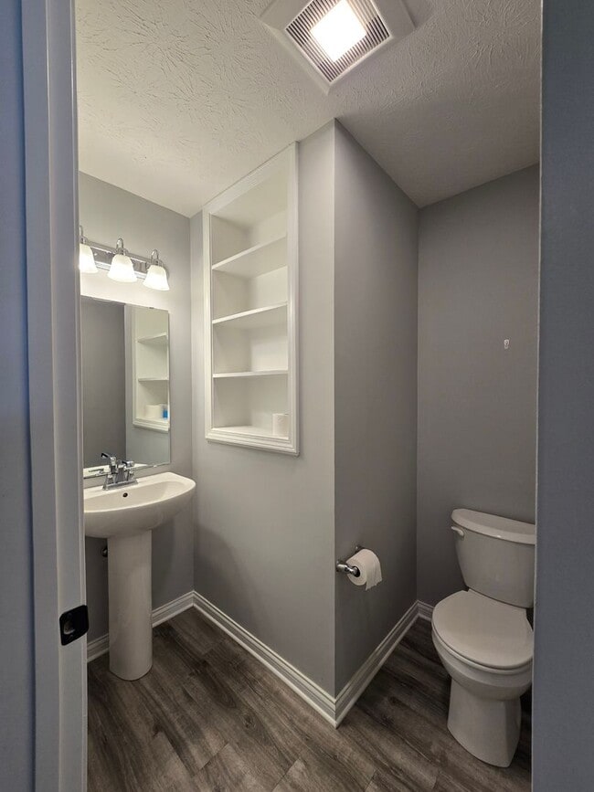 Building Photo - 3 Bed, 2.5 Bath Home in a Great Neighborhood!