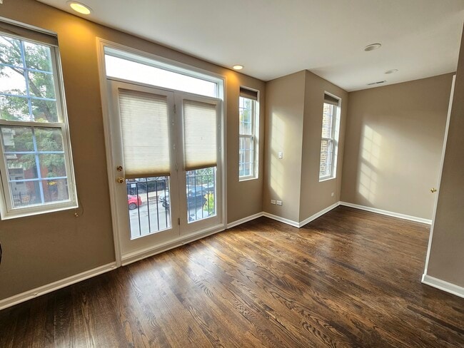 Building Photo - 1069 N Marshfield Ave