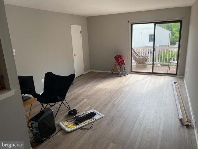 Building Photo - 6922 Hilltop Dr