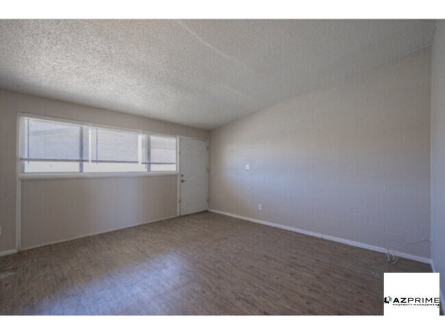 Building Photo - Lovely 2/1 Phoenix Apartment - Corner Unit...