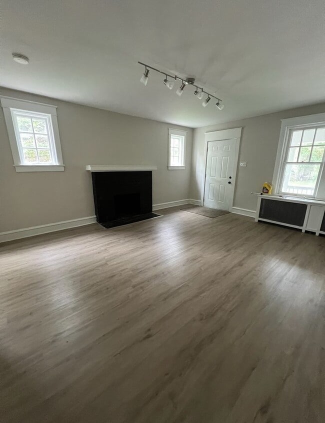 Building Photo - Renovated 3 Bedroom End Unit Available Now!