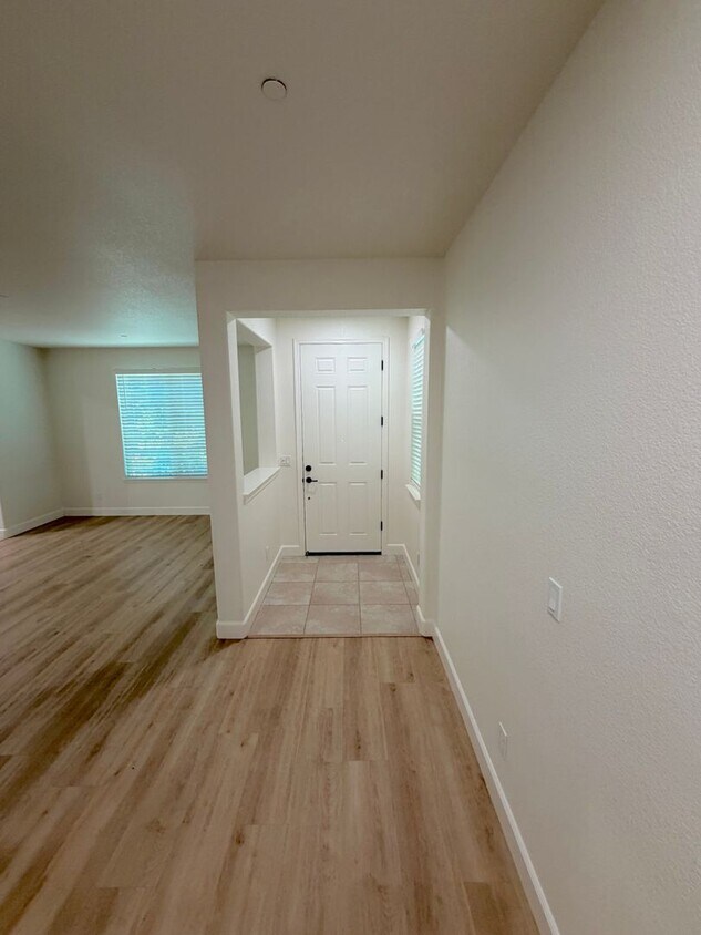 Foto del edificio - 4 Bedroom Garden Home in the Heart of West Roseville. Conveniently Located to Restaurants and Sho...