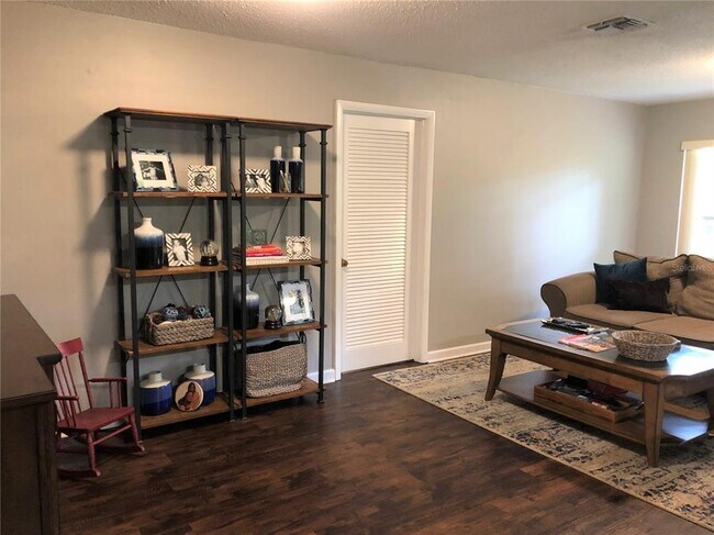 Foto del edificio - 5914 Whispering Pines Rd