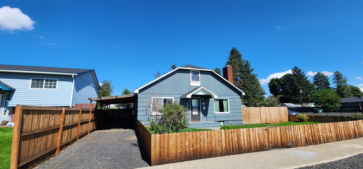 Foto principal - Charming 4 Bed, 2 Bath Home in Spokane! *S...