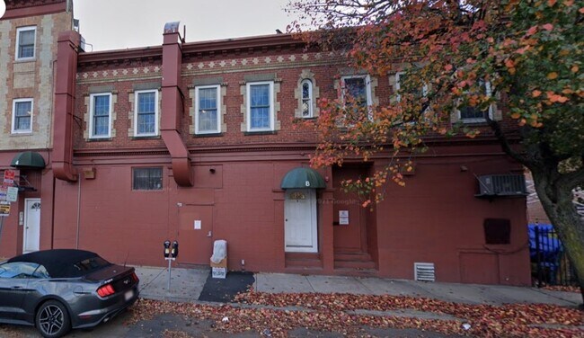 Foto del edificio - 8 Bishop Allen Dr