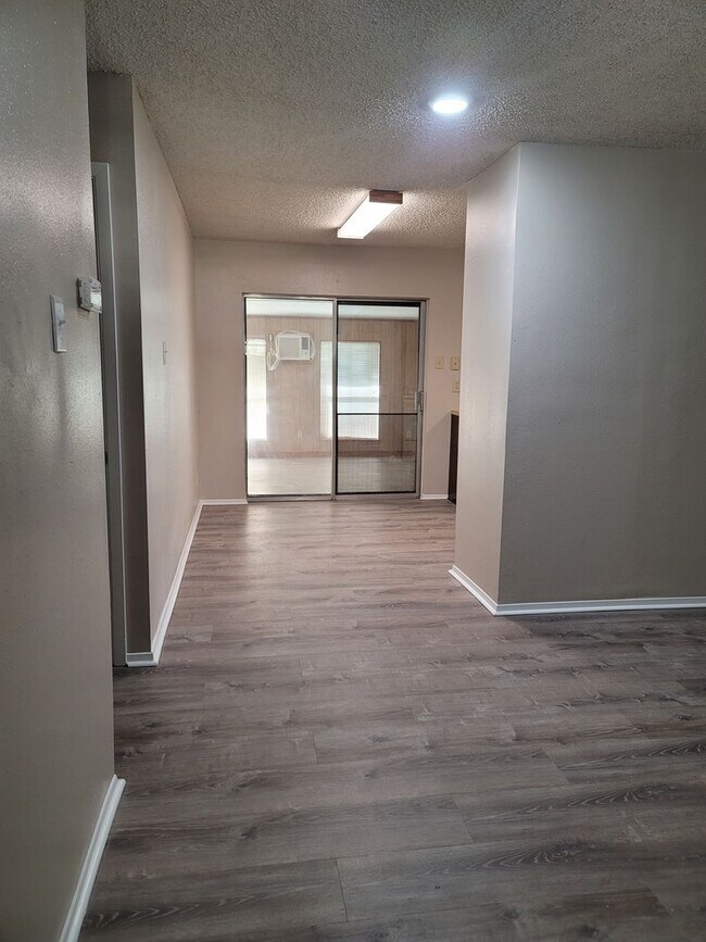 Building Photo - Spacious 4 Bedroom Ranch