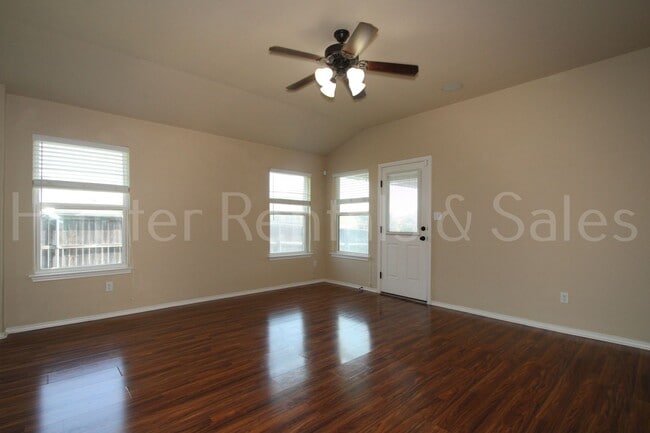 Foto del edificio - New in Management ! Spacious & Stylish Liv...