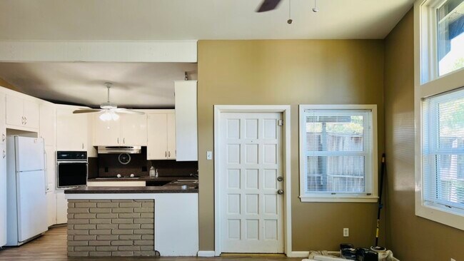 Foto del edificio - 4731 Merwin St
