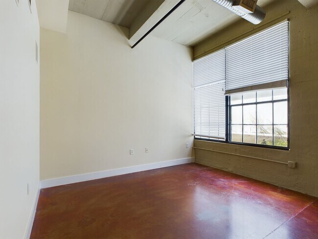 Building Photo - 815 Perry St