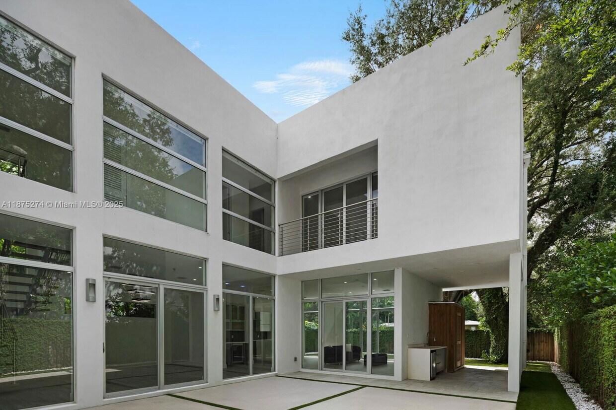 Foto principal - 5720 SW 24th St