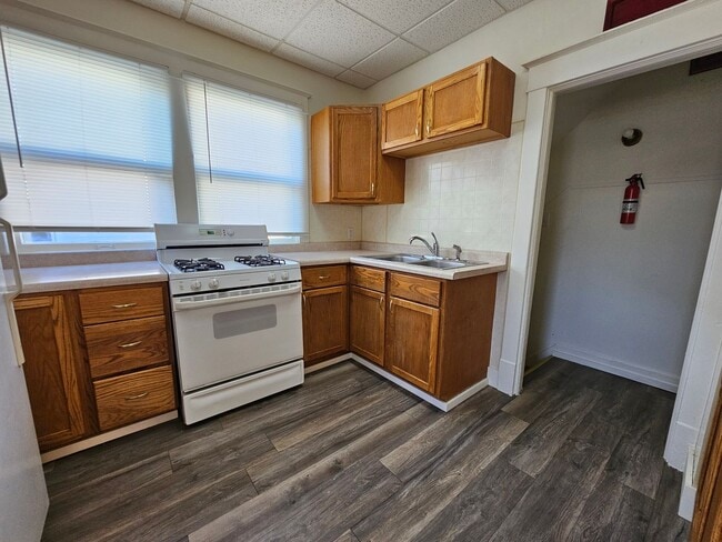 Building Photo - Super cute SE 2 bedroom 1 bath with many u...