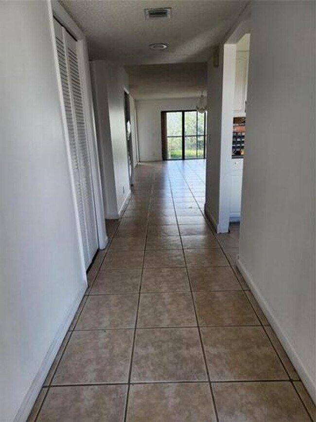 Foto del edificio - 390 Racquet Club Rd