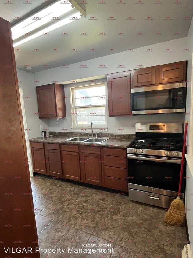 Primary Photo - 3 br, 1 bath House - 930 W. 21st Ave.