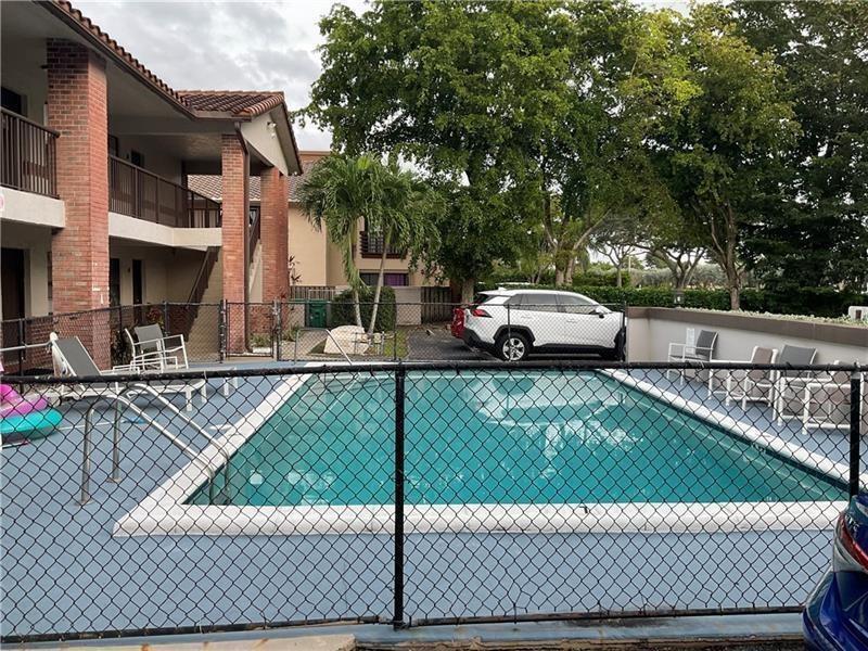 Foto del edificio - 10825 Royal Palm Blvd