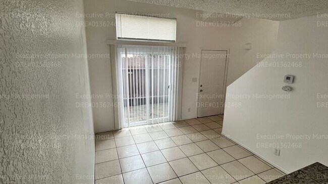 Building Photo - 1 bedroom and 1 bathroom. Stine Rd/ Ming Ave * Move in Special (on approved Credit)*