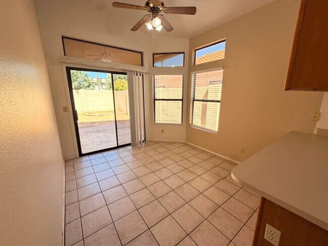 Foto del edificio - Warm & Charming single level 3 x 2 Home in Stonebridge Lakes!!