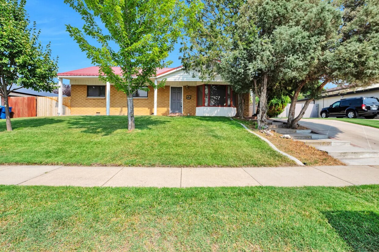 Foto principal - Charming 3 Bed, 1.5 Bath Pet-Friendly Home...